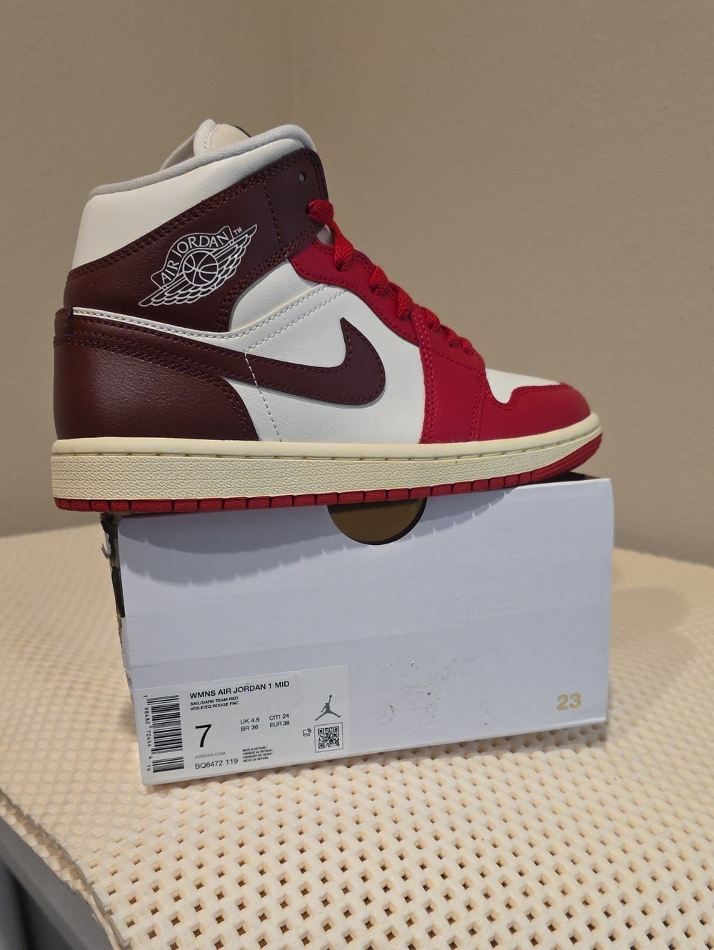 Jordan WMNS Air Jordan 1 Mid in Sail & Team Red Size 7
